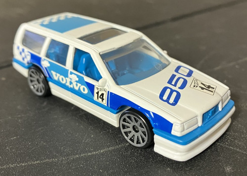 White volvo 850 - estate,